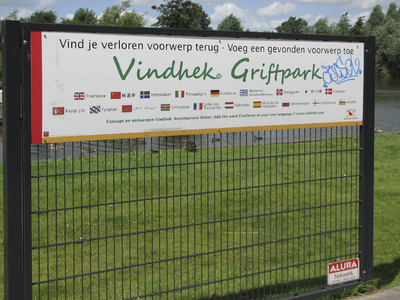 908088 Afbeelding van het onlangs geplaatste 'Vindhek' in het Griftpark te Utrecht, met de term 'Vindhek' in vele talen.